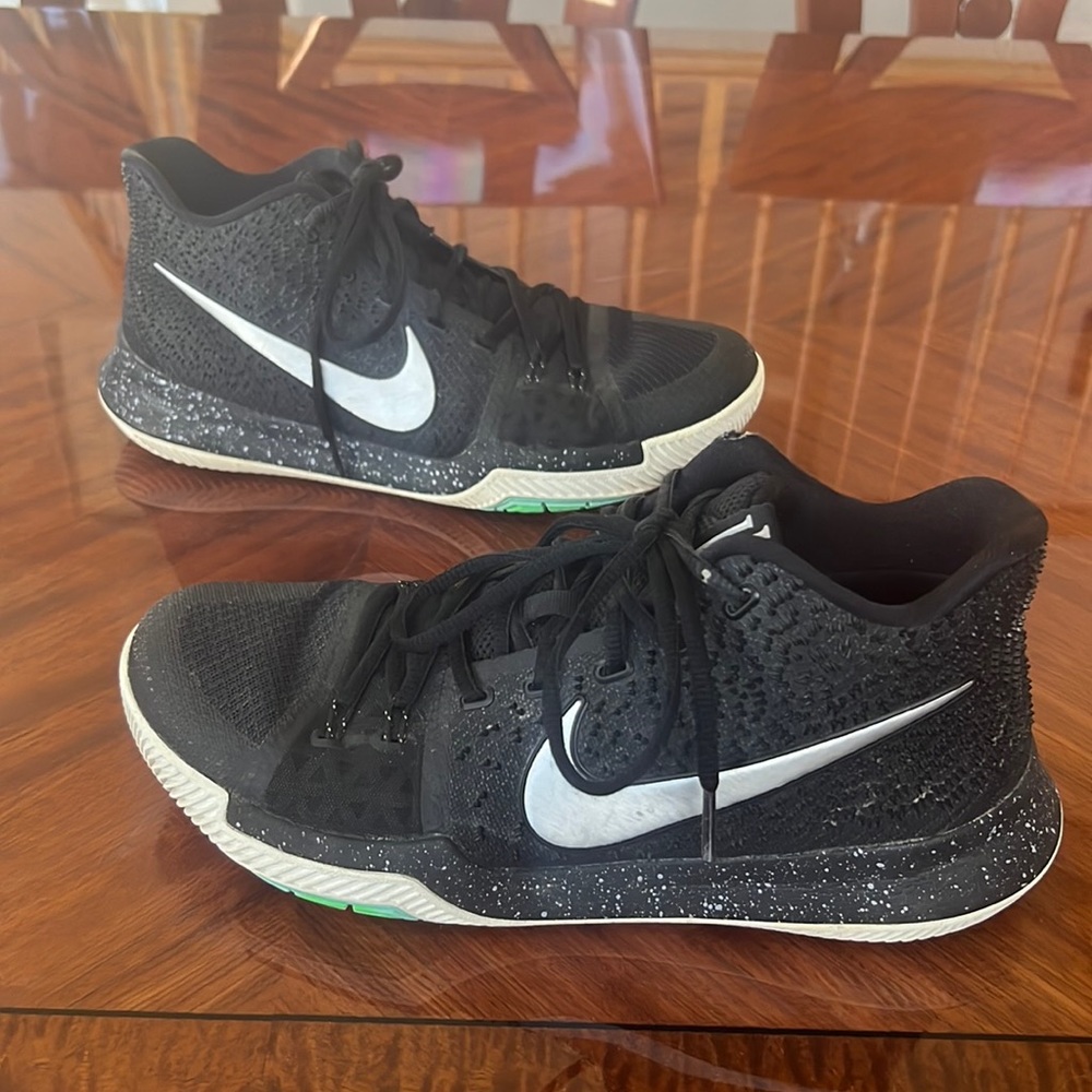 Nike Kyrie 3 Men’s size 10 Basketball shoe